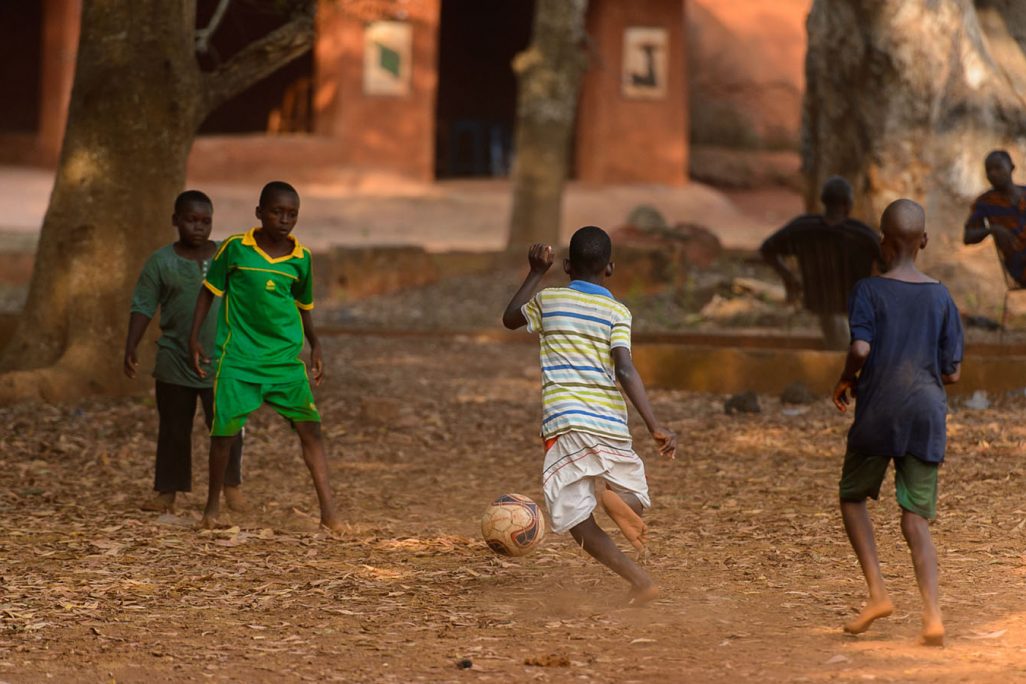 ילדים אפריקאים משחקים כדורגל (Anton_Ivanov / Shutterstock.com)