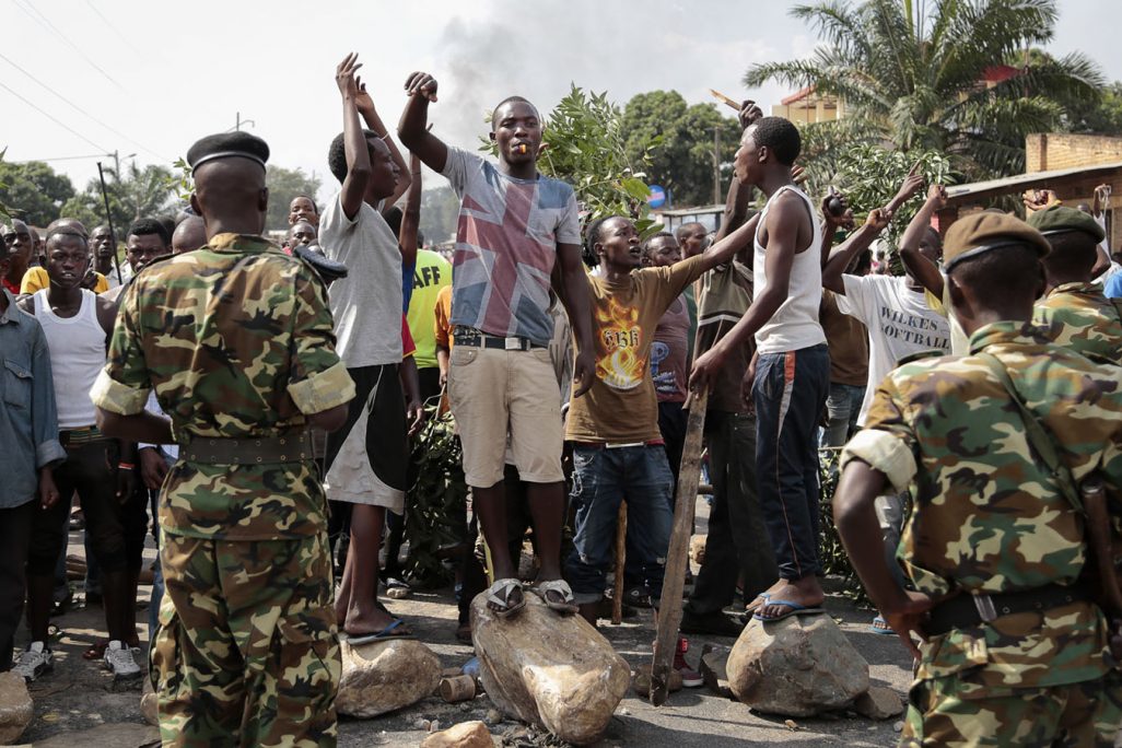 27 במאי 2015, מפגיני אופוזיציה מתעמתים עם כוחות הבטחון המנסים למנוע מתושבי עיר הבירה של בורונדי לעבור מבתיהם (AP Photo/Gildas Ngingo, File)