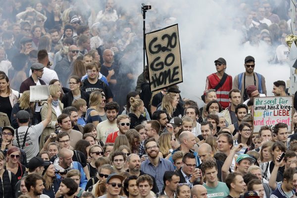 מפגינים נגד פסגת פורום G20 בהמבורג 5 ביולי (צילום: AP Photo/Matthias Schrader).