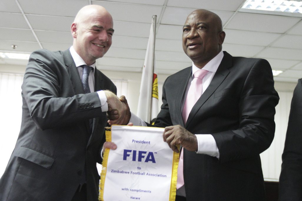נשיא פיפ"א גיאני אינפניטו ונשיא ההתאחדות לכדורגל של זימבבואה (צילום: AP Photo).