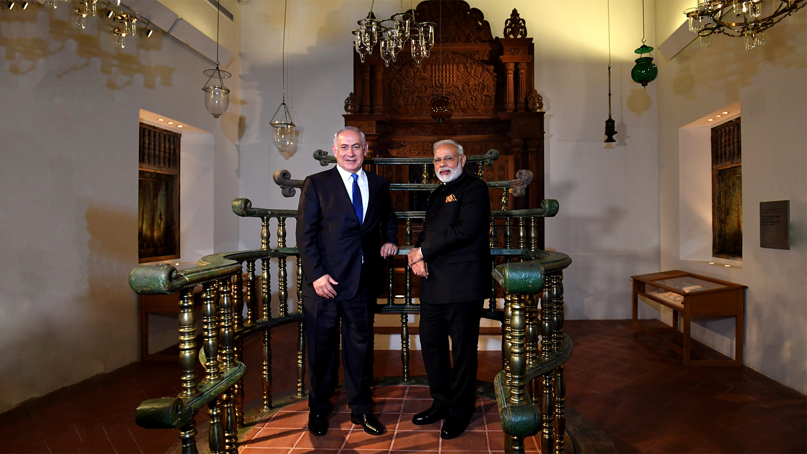 ראש הממשלה בנימין נתניהו וראש ממשלת הודו נרנדרה מודי בביקורם במוזיאון ישראל באגף מורשת יהדות הודו (צילום: קובי גדעון / לע&quot;מ).