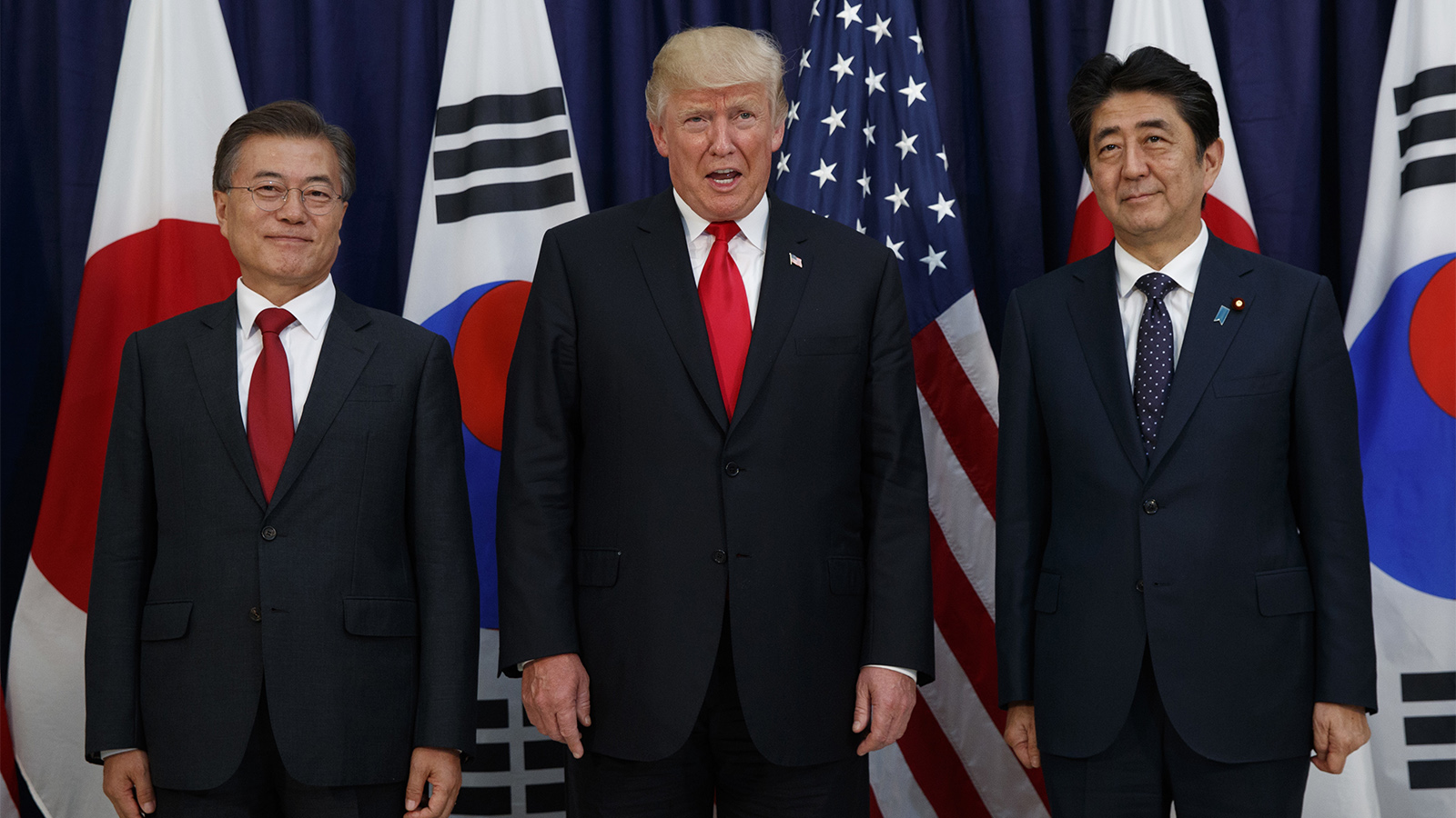 כיצד יגיבו? נשיא ארה"ב טראמפ וראשי ממשלות יפן וקוריאה הדרומית (צילום: AP Photo/Evan Vucci).