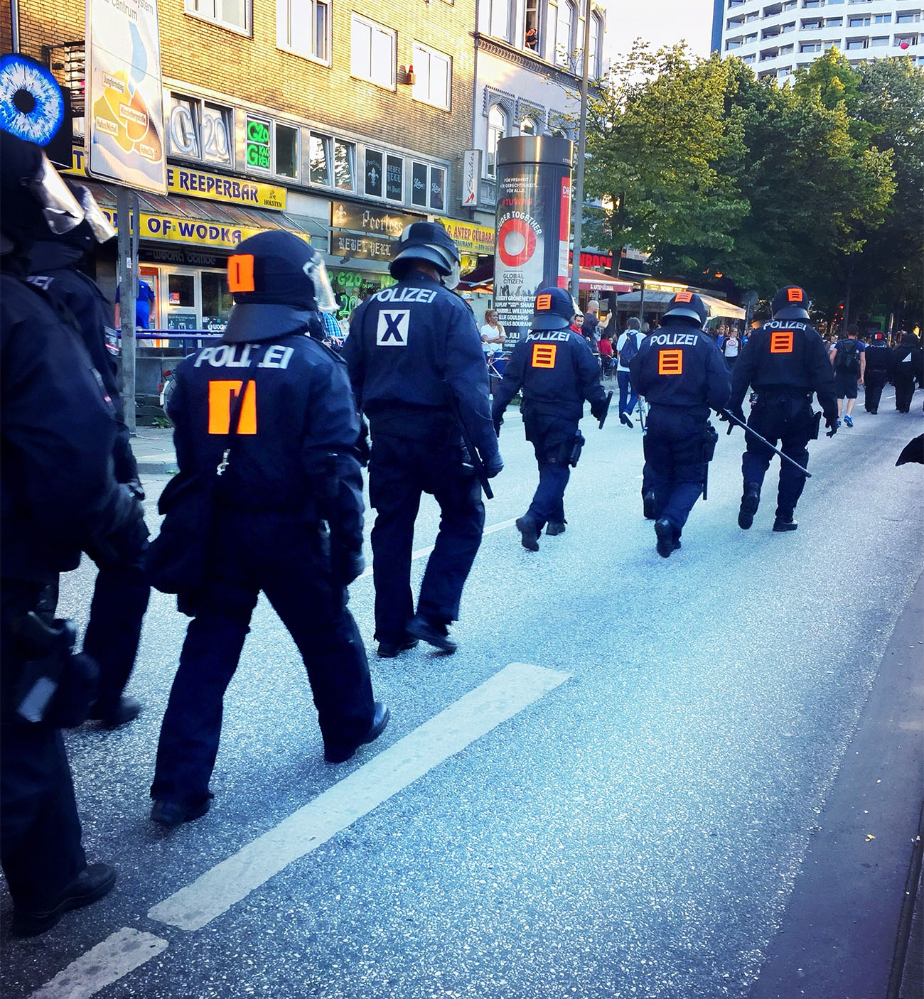 שוטרים נערכים להפגנה מול ה-G20 6 ביולי (צילום: Jacqueline Abromeit / Shutterstock.com)