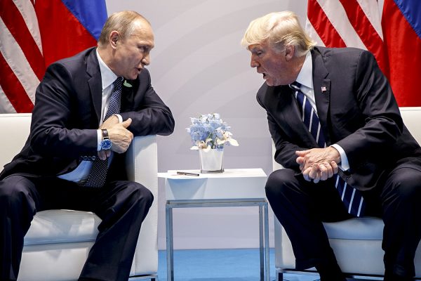 נשיא ארה״ב דונלד טראמפ עם נשיא רוסיה, ולדימיר פוטין, בוועידת ה-G20. ארכיון. (צילום: AP Photo/Evan Vucci).