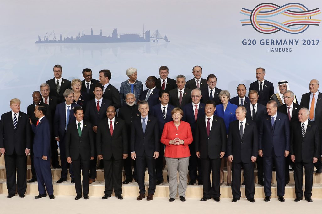 ראשי המדינות המשתתפות בועידת ה- G20 בתמונה קבוצתית בתחילת הועידה (צילום: AP Photo/Michael Sohn).