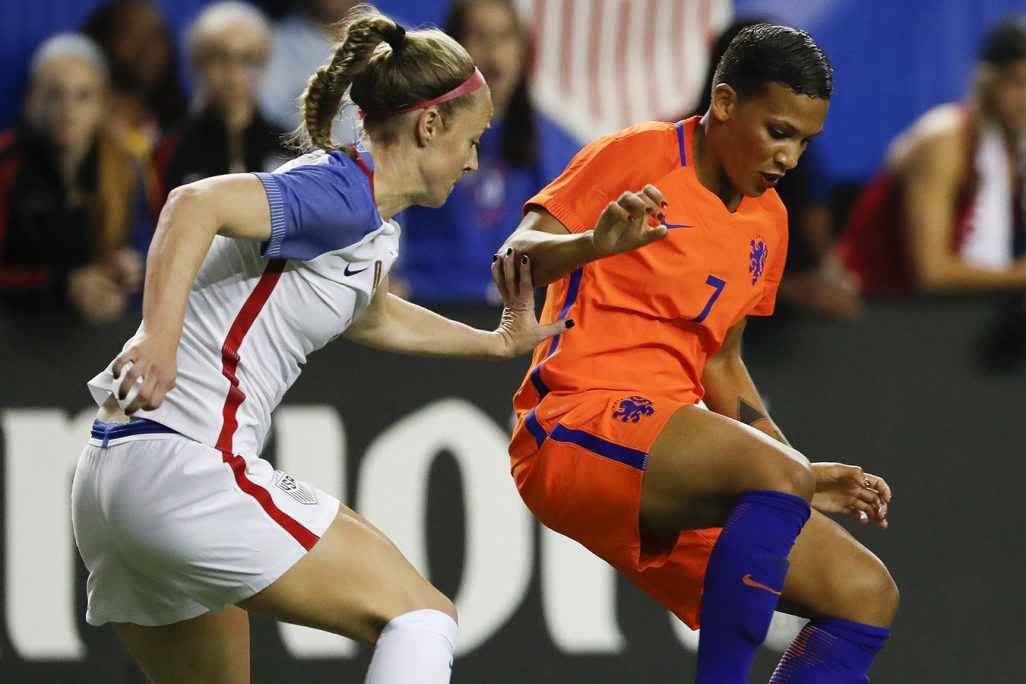 שחקנית נבחרת הולנד (בכתום) מול נבחרת ארה"ב ספטמבר 2016 (צילום: AP Photo/John Bazemore).