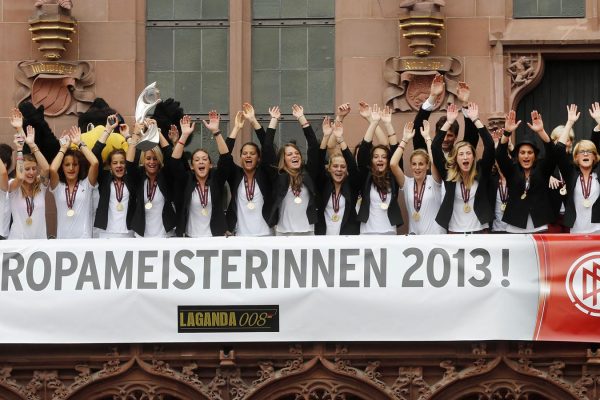 שחקניות נבחרת הכדורגל הגרמנית חוגגת את הנצחון באליפות אירופה בכדורגל נשים 2013 (AP Photo/Michael Probst).