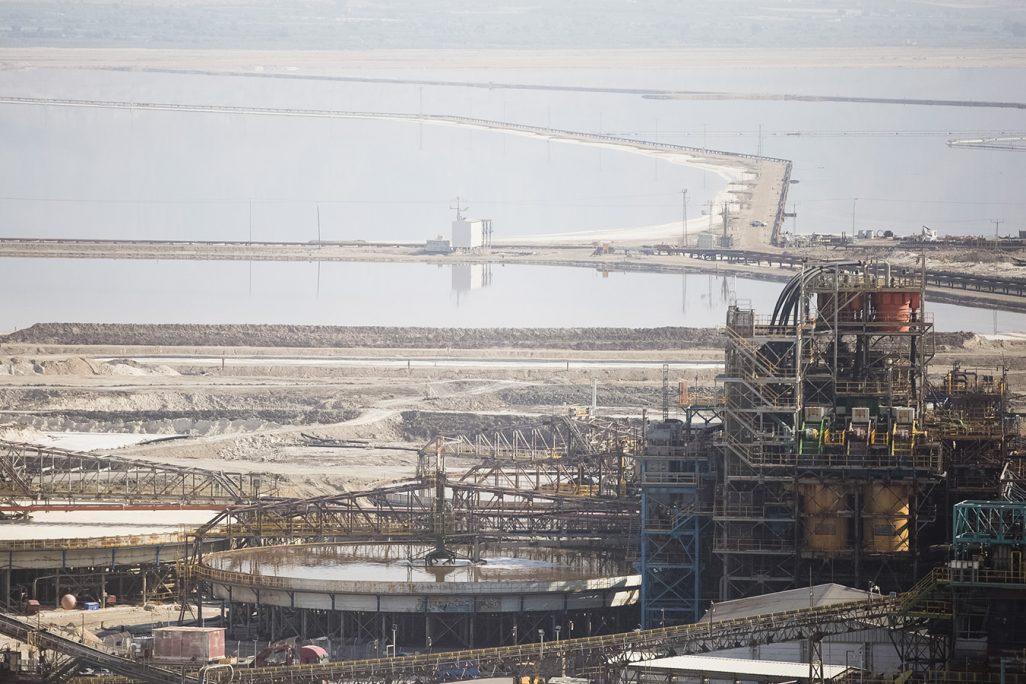 מפעל על רקע ים המלח (צילום: ליאור מזרחי/ פלאש 90)