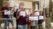 יוצרים בפתח תחנת המשטרה בדיזנגוף מגישים תלונה נגד השרה מירי רגב בגין איומים והסתה (תמונה באדיבות איגודי היוצרים)