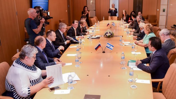 חתימת הסכם הפנסיה בין ישראל לרוסיה (צילום: דובורת משרד החוץ).