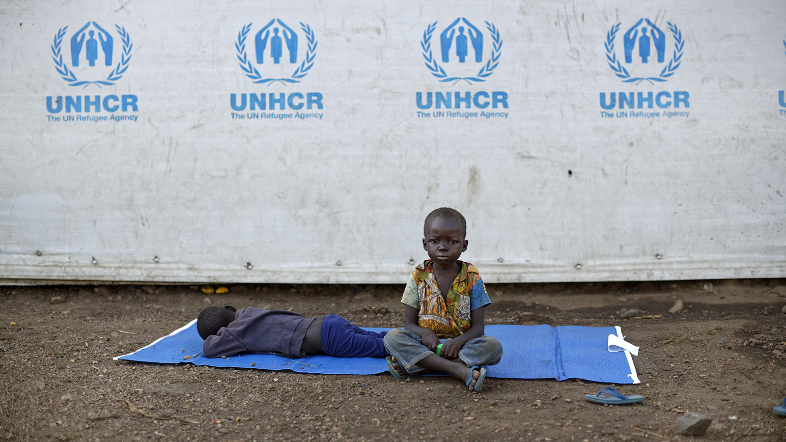 ילדים דרום סודנים ממתינים ליד אוהל במחנה פליטים (צילום: AP Photo/Ben Curtis)