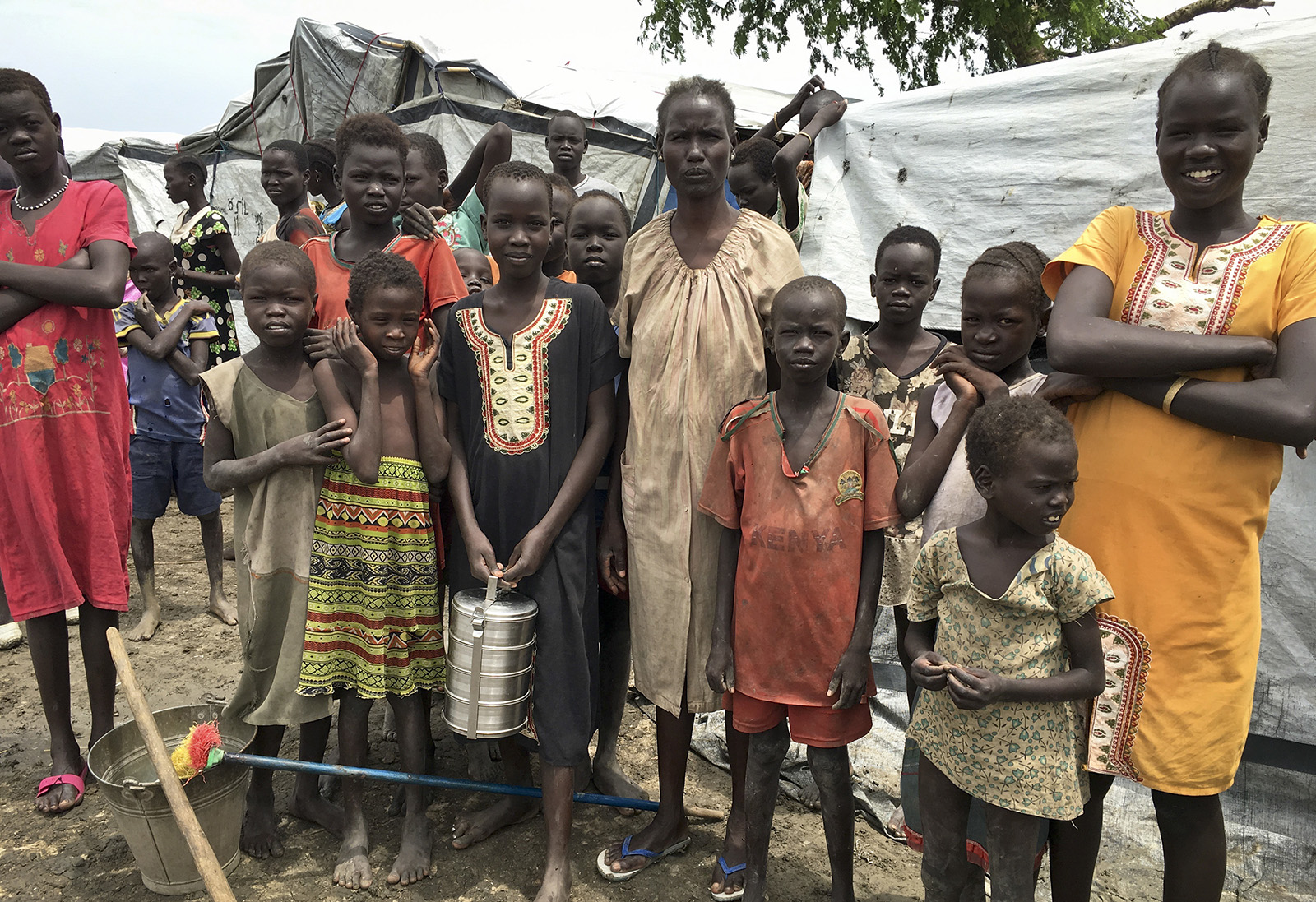 משפחה דרום סודנית במחנה עקורים של האו״ם (צילום: AP Photo/Sam Mednick).