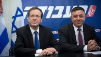 גבאי והרצוג במסיבת עיתונאים (צילום: מרים אלסטר / פלאש90).
