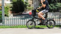 רוכב אופניים חשמליים. "התאונות נהפכו למכת מדינה" (צילום: shutterstock).