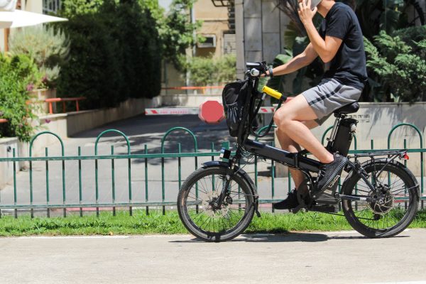 אושר בטרומית: רוכבי קורקינטים ואופניים חשמליים יחויבו להתקין לוחית זיהוי