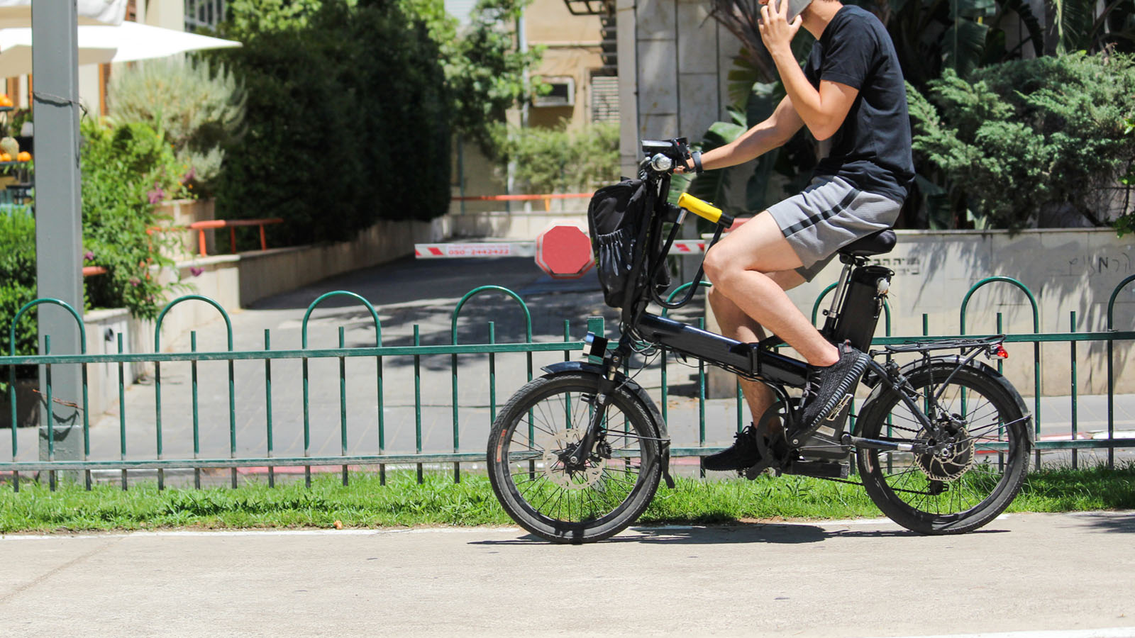 נוסע על אופניים חשמליים (צילום: shutterstock).