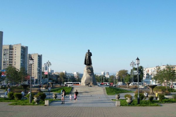 פסלו של ירופיי חברוב במרכז העיר חברובסק (צילום: Andshel/ ויקימדיה קומונס).