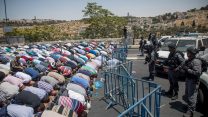 מתפללים מוסלמים מחוץ למתחם הר הבית,  (צילום: יונתן זינדל/ פלאש 90).