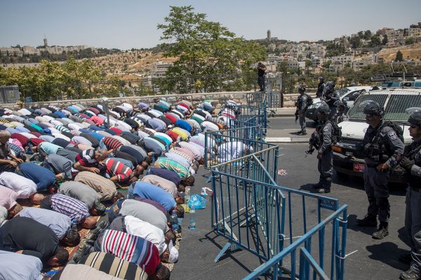 מתפללים מוסלמים מחוץ למתחם הר הבית,  (צילום: יונתן זינדל/ פלאש 90).