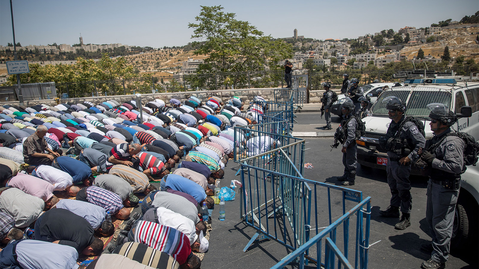 מתפללים מוסלמים מחוץ למתחם הר הבית, (צילום: יונתן זינדל/ פלאש 90).