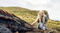 דאיינריז טארגאריין ודורוגון (צילום: HBO via AP, File).