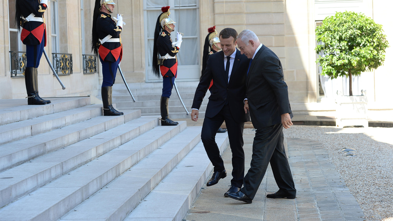 ראש הממשלה בנימין נתניהו מתקבל בארמון האליזה ע&quot;י נשיא צרפת עמנואל מקרון. (צילום: חיים צח / לע&quot;מ‎)