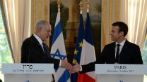 ראש הממשלה בנימין נתניהו מתקבל בארמון האליזה ע"י נשיא צרפת עמנואל מקרון.
יולי 2017 (צילום: חיים צח / לע"מ‎)