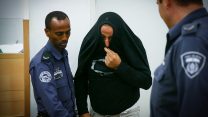 סאמי קרא בבית המשפט בלוד בהקראת כתב אישום באשמת רצח ביתו הנרייט (צילום: פלאש 90)