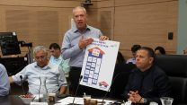 גלנט מציג את הצפי לרכישת דירות עבור הדיור הציבורי, בדיוני וועדת הכלכלה. (צילום: יצחק הררי, דוברות הכנסת).