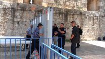 שוטרים ליד עמדות הבידוק בהר הבית (צילום: דוברות המשטרה)