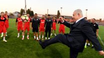 נתניהו על הדשא, עם שחקני הפועל באר שבע, בבודפשט לפני משחקם מול בודפשט. (צילום: חיים זך /  לע"מ).