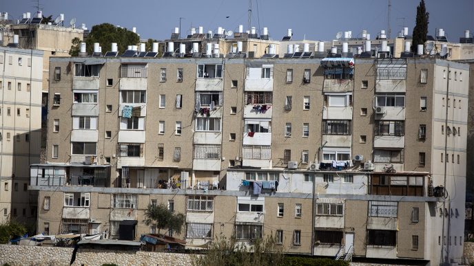 800 אלף דירות לא ממוגנות, בניין שיכון בירושלים, ארכיון (צילום: ליאור מזרחי / פלאש 90).