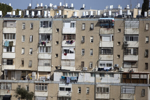 בניין שיכונים בשכונת עיר גנים בירושלים (צילום: ליאור מזרחי / פלאש 90).