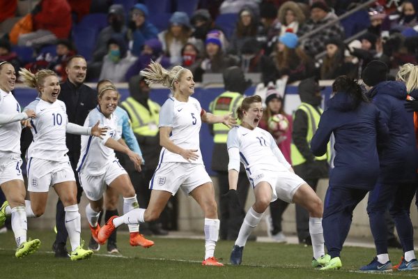 יש להן סיבה לשמוח, אנגליה עלתה לרבע גמר היורו נשים. בתמונה: שחקניות נבחרת אנגליה חוגגות שער במשחק ידידות. מרץ 17 (צילום: AP Photo/Julio Cortez)