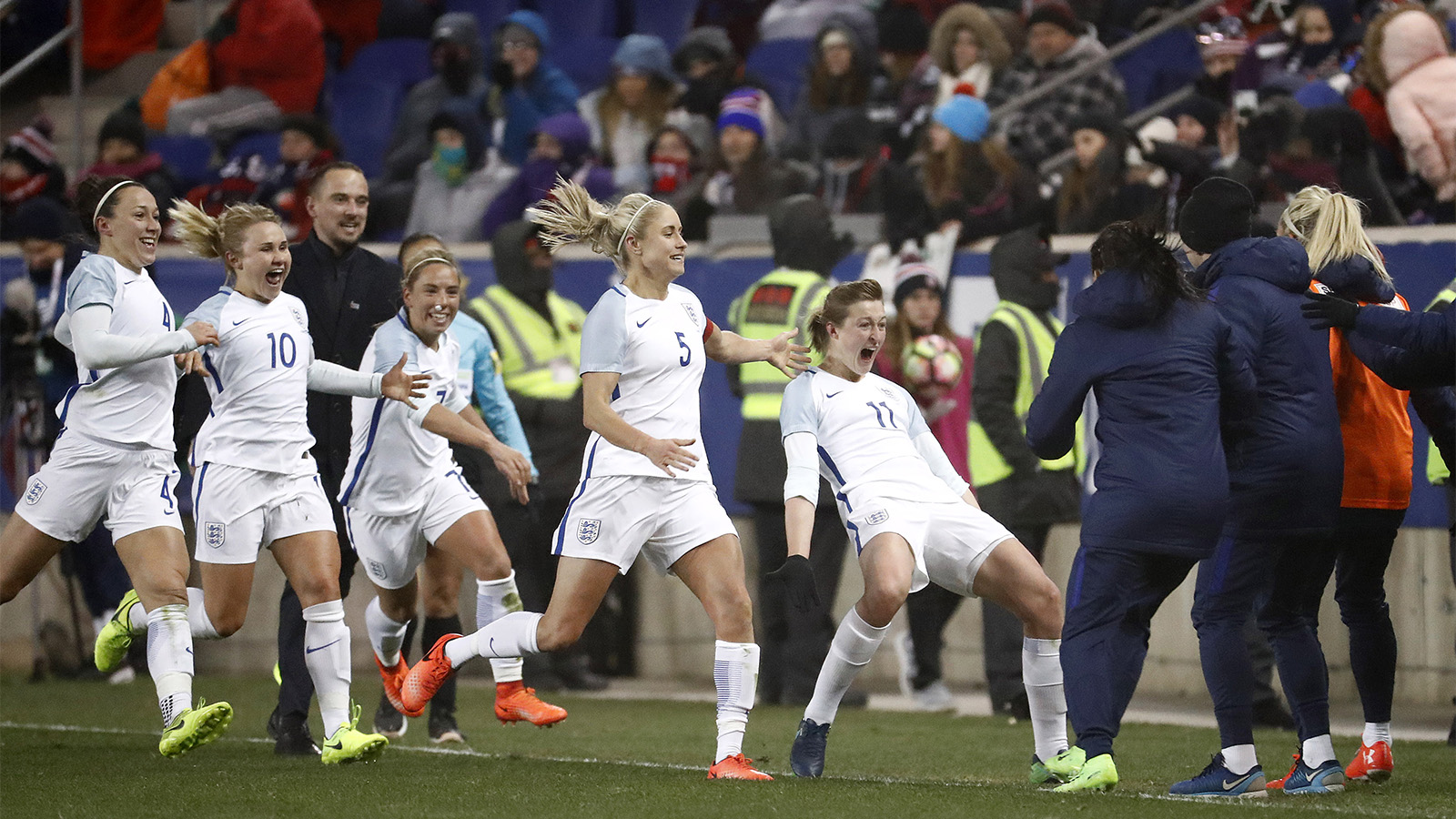 יש לאן סיבה לשמוח, אנגליה עלתה לרבע גמר היורו נשים. בתמונה: שחקניות נבחרת אנגליה חוגגות שער במשחק ידידות. מרץ 17 (צילום: AP Photo/Julio Cortez)