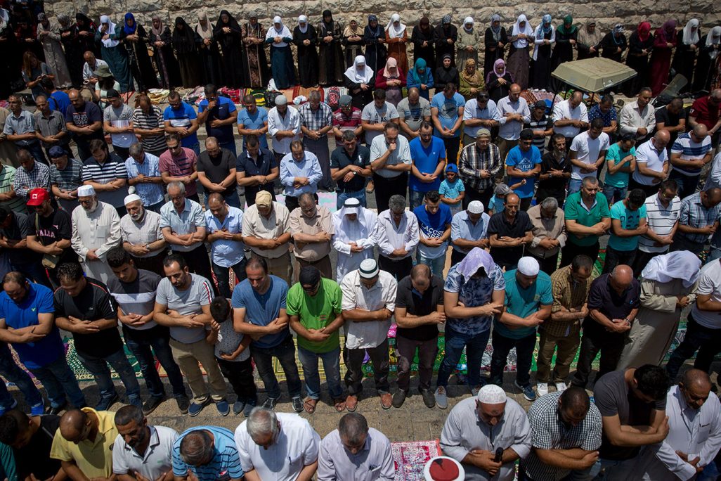 מתפללים מוסלמים מול שער האריות בעיר העתיקה בירושלים (צילום: מרים אלטשר/ פלאש 90).