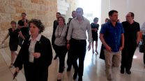 נציגי המדינה לאחר הצעת בין הדין להקפאת מצב במשק החשמל  (צילום: ארז רביב).