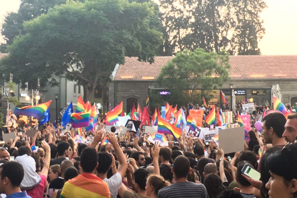 הפגנה בעד שוויון באימוץ לקהילה הגאה (צילום: אבי אבו זנייד).