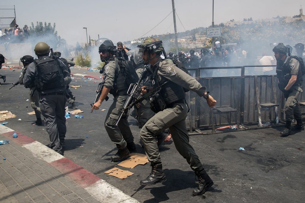 שוטרי מג"ב בעימותים עם מפגינים פלסטיניים במזרח י-ם (צילום: יונתן זינדל / פלאש 90)