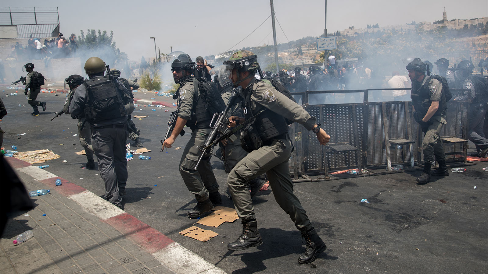 שוטרי מג&quot;ב בעימותים עם מפגינים פלסטיניים במזרח י-ם (צילום: יונתן זינדל / פלאש 90)