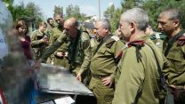 הרמטכ"ל, רא"ל גדי אייזנקוט, בסיור בזירת הפיגוע (צילום: דובר צה"ל)