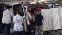 פרמדיקים מפנים את הפצועה מהפיגוע בחלמיש לחדר המיון שערי צדק (צילום: יונתן זינדל  פלאש90)