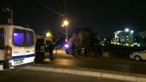 כוחות בטחון מחוץ לשגרירות ישראל בעמאן (AP Photo/Omar Akour)