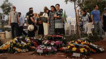 הלווית יוסף, חיה ואלעד סלומון ז"ל שנרצחו בפיגוע בחלמיש בשישי (צילום: יונתן זינדל/ פלאש 90).
