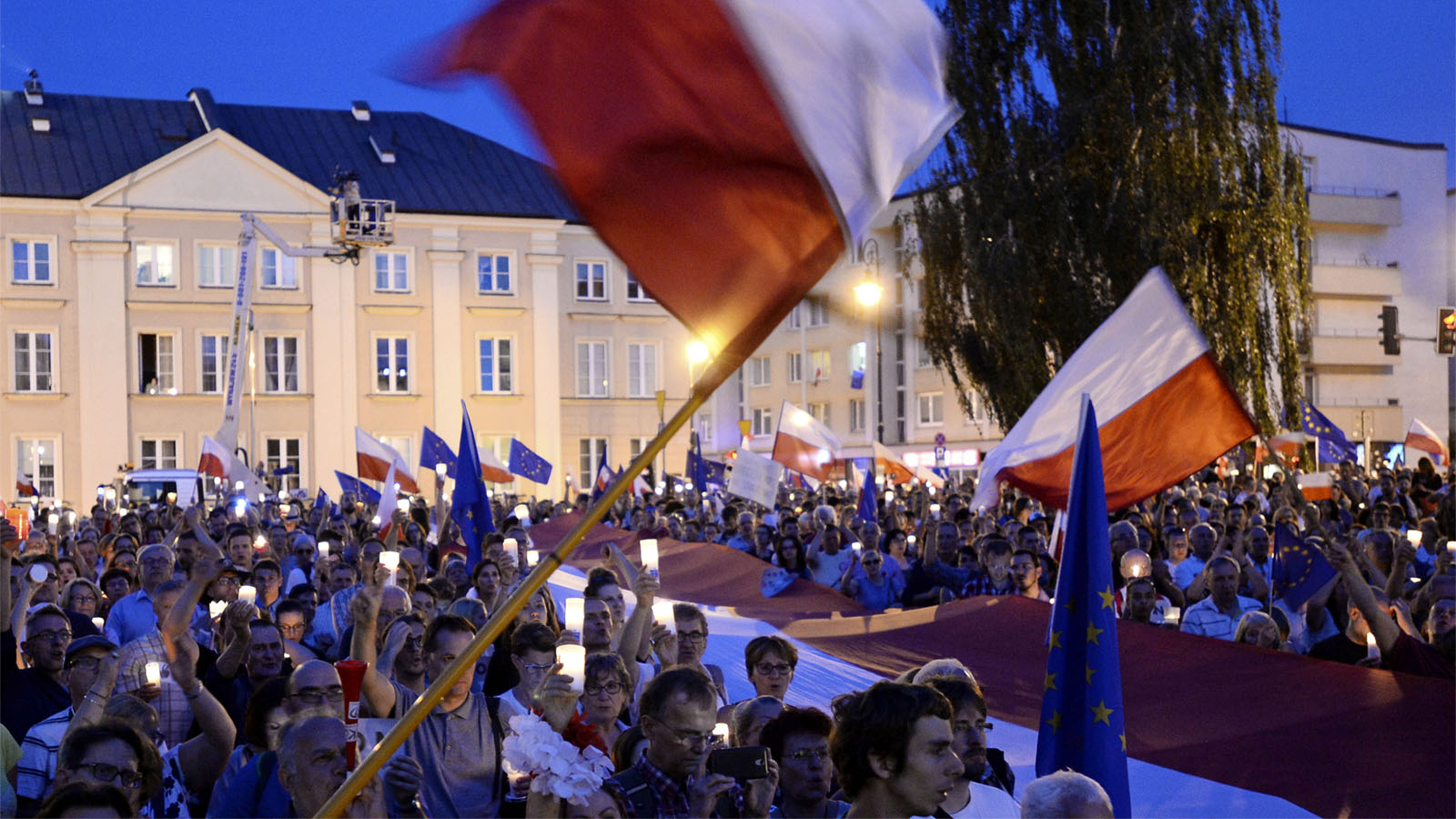 מפגינים בפולין נגד הממשלה (AP Photo/Alik Keplicz)