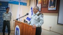 הרמטכ"ל גדי אייזנקוט מדבר עם מתגייסים חדשים בתל השומר (צילום: פלאש90)