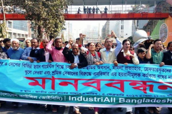 מחאת עובדי H&M בבנגלדש (צילום: IndustriALL)