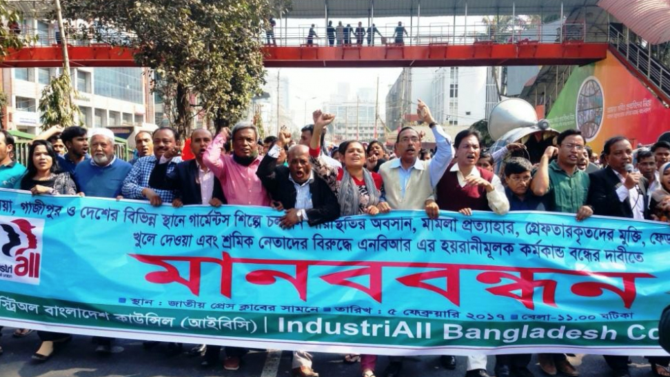 מחאת עובדי H&amp;M בבנגלדש (צילום: IndustriALL)