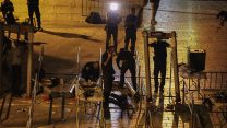 פירוק גלאי מתכות מחוץ למסגד אל-אקצא (צילום: AP Photo/Mahmoud Illean).