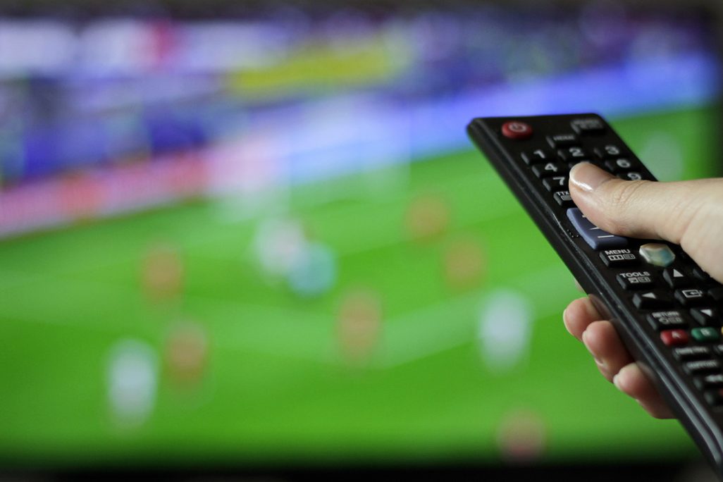 צפייה בכדורגל (צילום אילוסטרציה: Shutterstock).